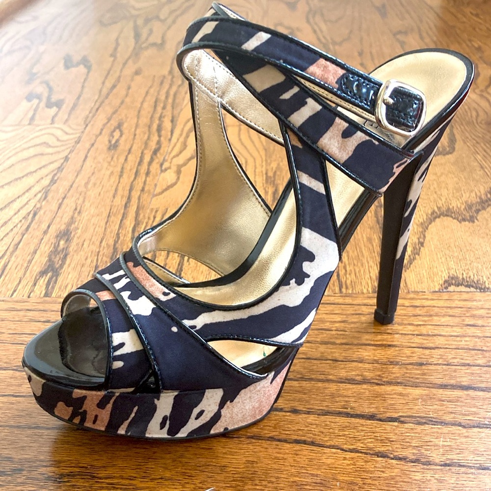 🎉Guess Animal-Print Platform Heel Sandals🎉